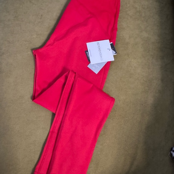 Beyond Yoga Powerbeyond Strive High Waisted Legging Sz M in Retro Red NWT 90 - Picture 11 of 16